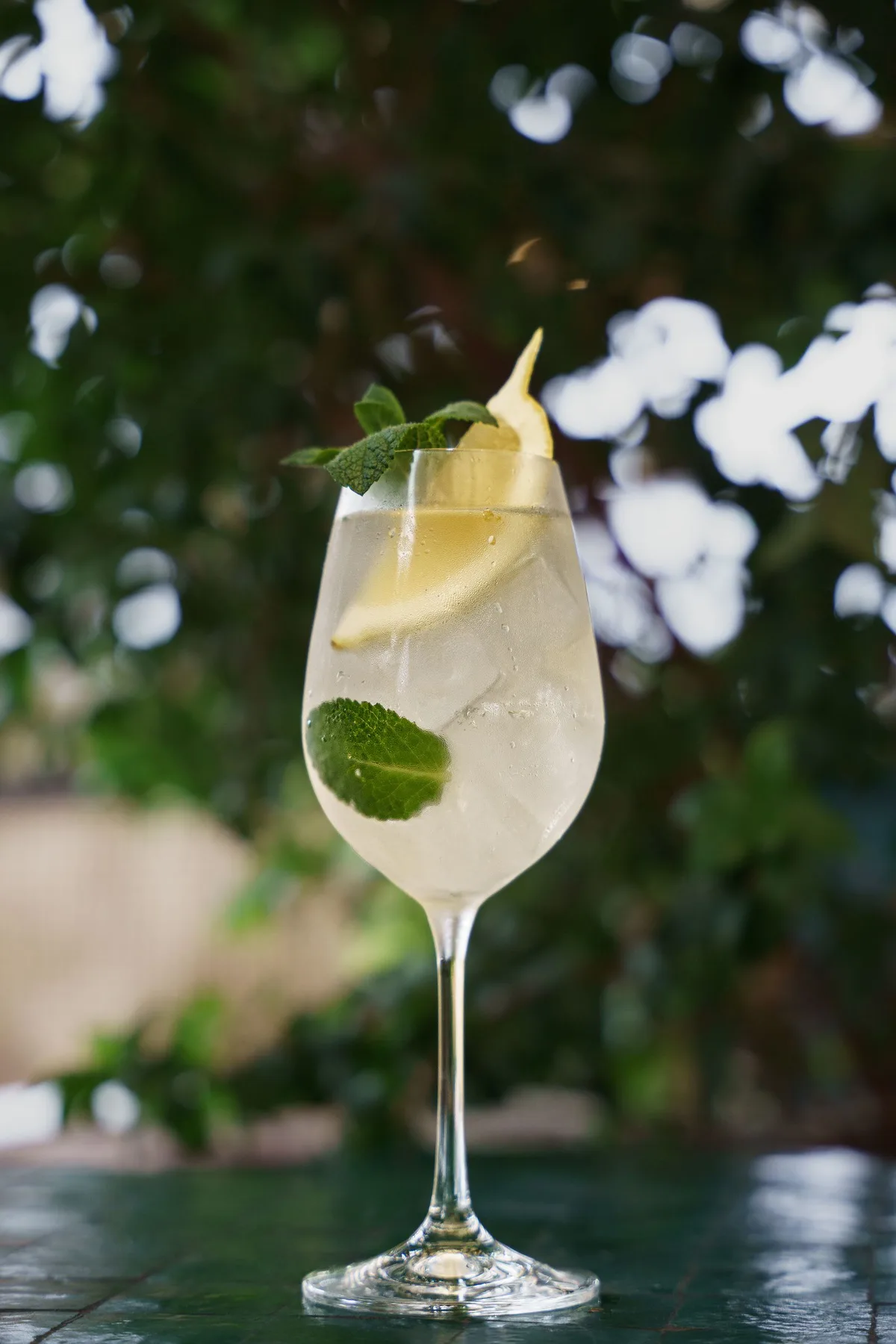 Limoncello Spritz, pale gold with lemon and mint